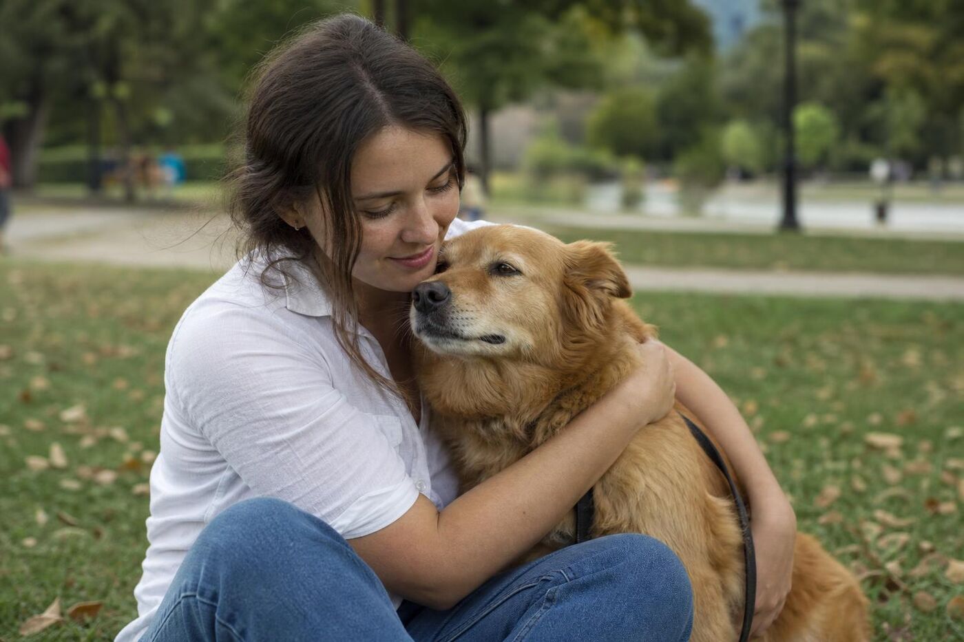 Tutor cuidando de seu cachorro com carinho